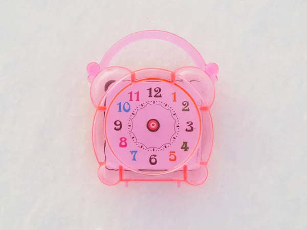 Годинник на снігу — стокове фото