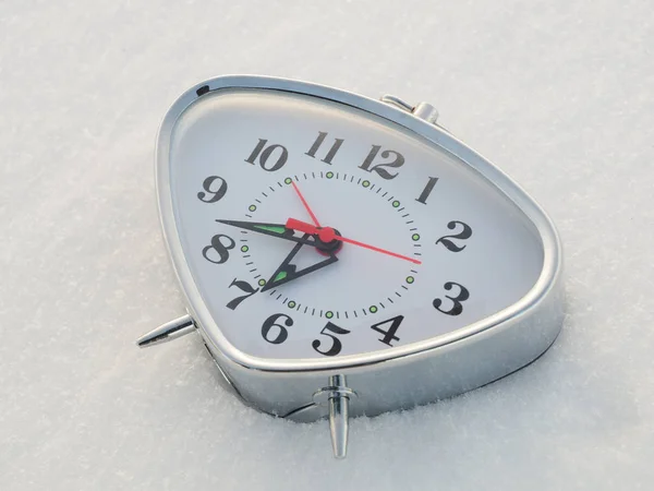 Reloj en la nieve —  Fotos de Stock