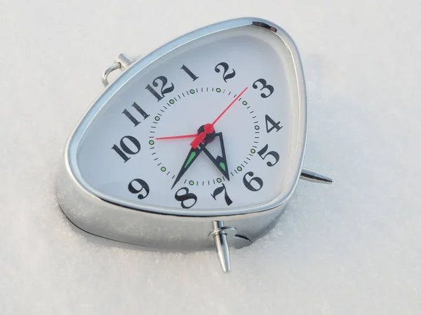 Годинник на снігу — стокове фото