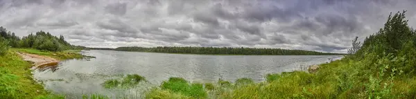 Rivier in de zomer. Panorama — Stockfoto