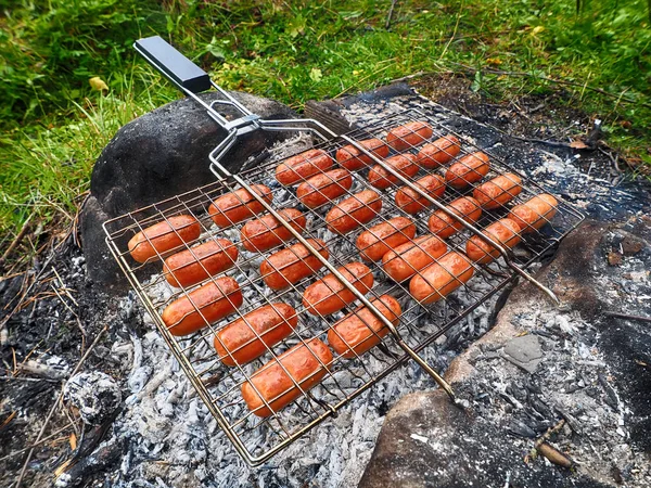 Salchichas fritas en la hoguera — Foto de Stock