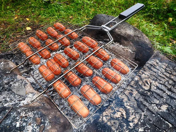 Salchichas fritas en la hoguera — Foto de Stock