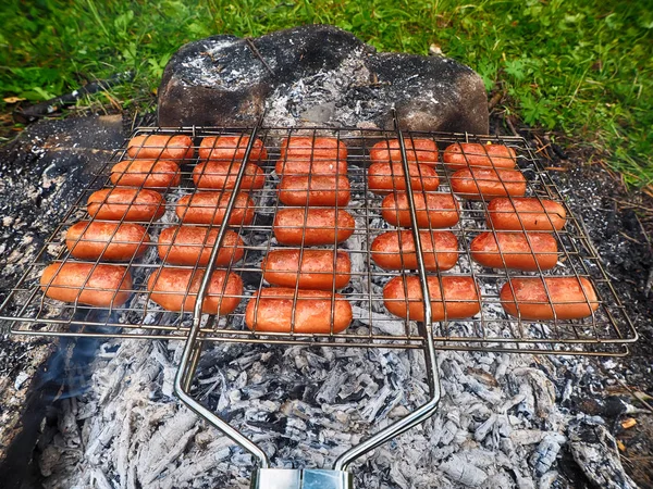 Salchichas fritas en la hoguera — Foto de Stock