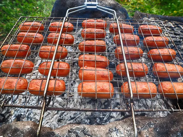 Salchichas fritas en la hoguera — Foto de Stock