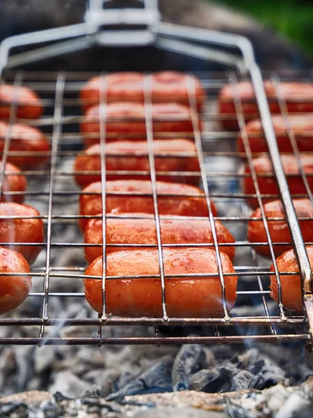 Salchichas fritas en la hoguera — Foto de Stock