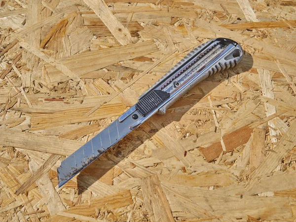 木製の背景に建設ナイフ — ストック写真