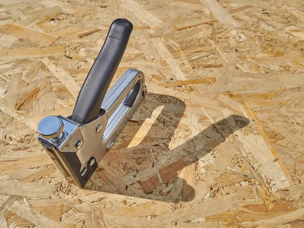 Ahşap arka plan üzerinde inşaat zımba