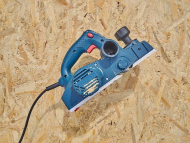 Ahşap arka plan üzerinde elektrikli uçak