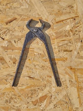 Ahşap arka plan üzerinde inşaat maşa