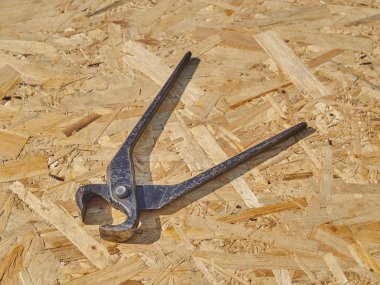 Ahşap arka plan üzerinde inşaat maşa