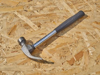 Ahşap bir arka plan üzerinde çekiç