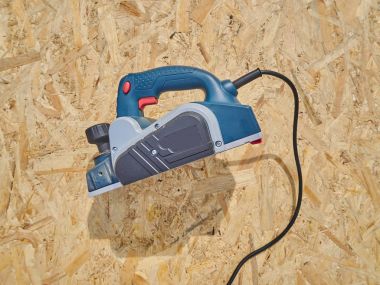 Ahşap arka plan üzerinde elektrikli uçak