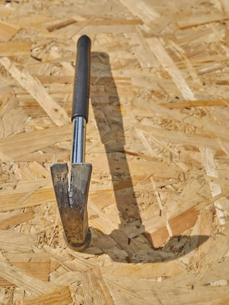 Ahşap bir arka plan üzerinde çekiç