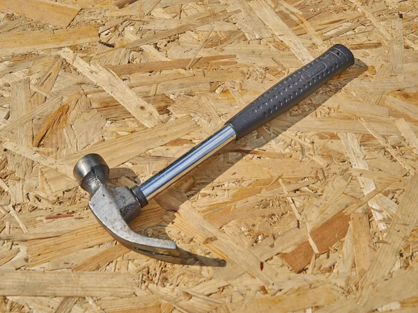 Ahşap bir arka plan üzerinde çekiç