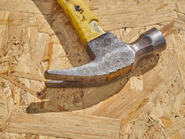 Ahşap bir arka plan üzerinde çekiç