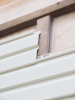 bir çerçeve evin beyaz dış cephe