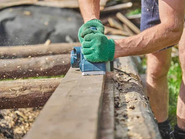 Builder kurulu bir elektrikli uçak ile Arsalar — Stok fotoğraf