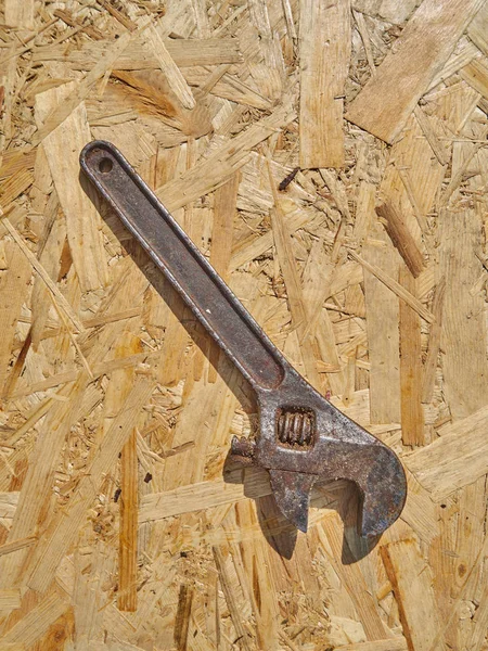 Ahşap bir arka plan üzerinde anahtarı