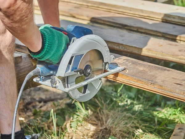 Builder bir daire testere ile tahta keser