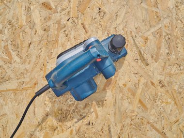 Ahşap arka plan üzerinde elektrikli uçak