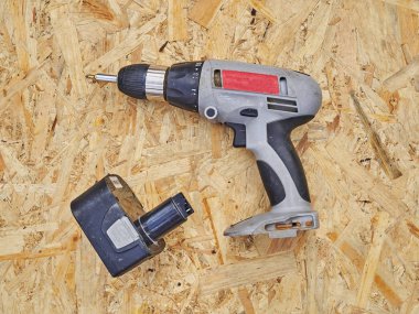 Ahşap arka plan üzerinde eski tornavida