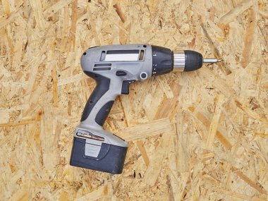 Ahşap arka plan üzerinde eski tornavida