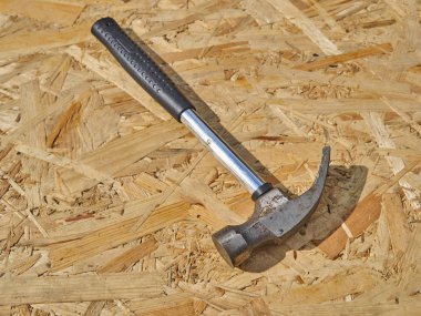 Ahşap bir arka plan üzerinde çekiç