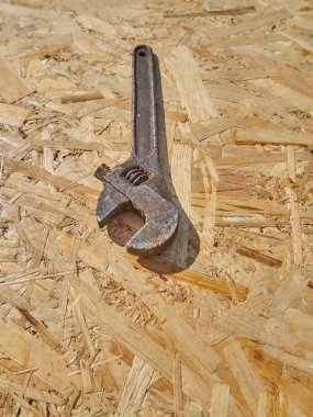 Ahşap bir arka plan üzerinde anahtarı