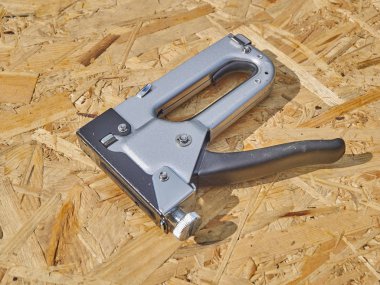 Ahşap arka plan üzerinde inşaat zımba