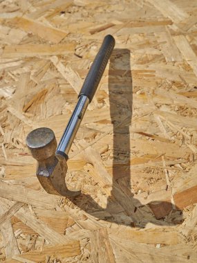 Ahşap bir arka plan üzerinde çekiç