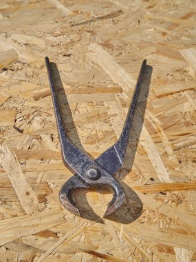 Ahşap arka plan üzerinde inşaat maşa