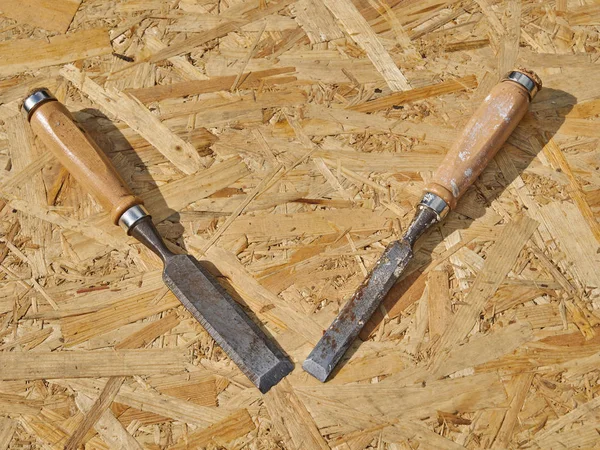 ahşap bir arka plan üzerinde kalem ucu