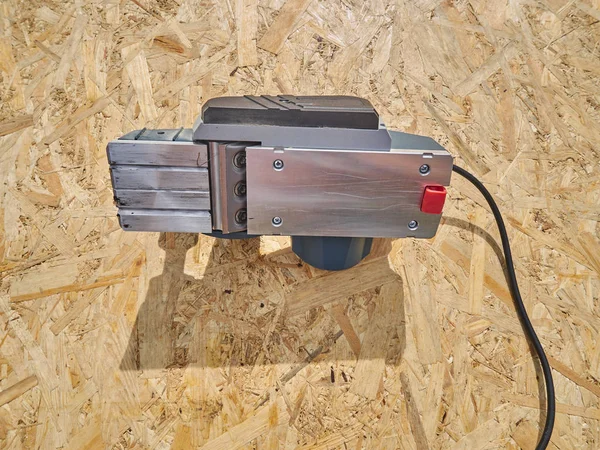 Ahşap arka plan üzerinde elektrikli uçak