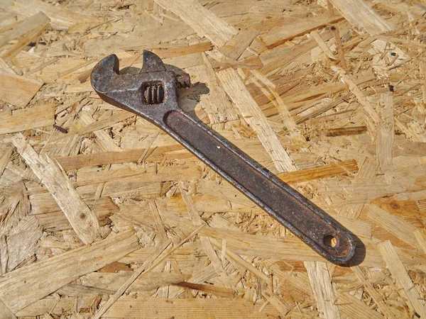 Ahşap bir arka plan üzerinde anahtarı