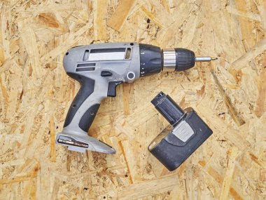 Ahşap arka plan üzerinde eski tornavida