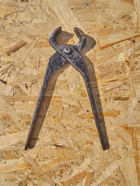 Ahşap arka plan üzerinde inşaat maşa