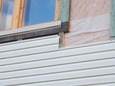 bir çerçeve evin beyaz dış cephe