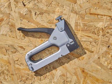 Ahşap arka plan üzerinde inşaat zımba