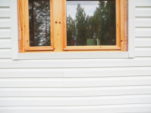 Vita ytterväggar av ett frame hus — Stockfoto