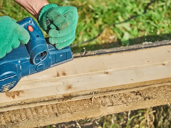 Il costruttore traccia la tavola con un piano elettrico — Foto Stock