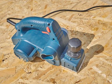 Ahşap arka plan üzerinde elektrikli uçak