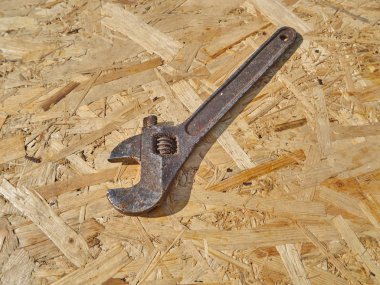 Ahşap bir arka plan üzerinde anahtarı