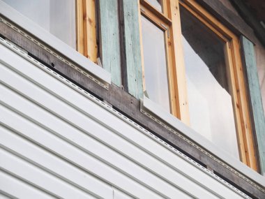 bir çerçeve evin beyaz dış cephe