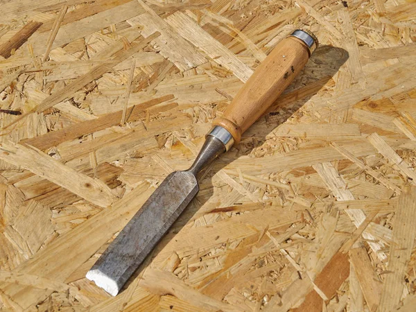 Scalpello su fondo di legno — Foto Stock