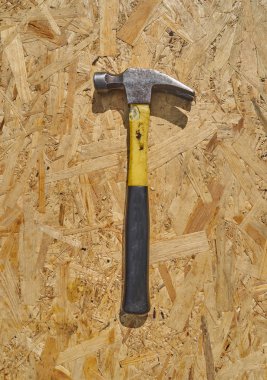 Ahşap bir arka plan üzerinde çekiç