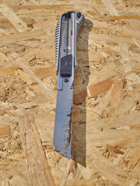 Ahşap arka plan üzerinde inşaat bıçak