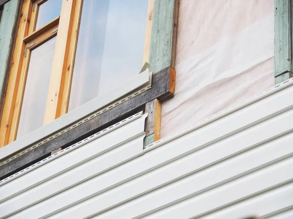 bir çerçeve evin beyaz dış cephe