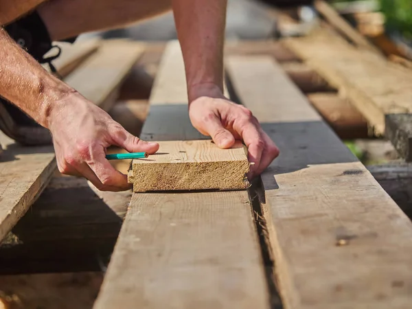 Bir ahşap tahta üzerinde çizim Oluşturucu