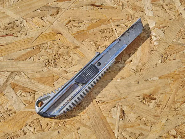 Konstruktion kniv på en trä bakgrund — Stockfoto