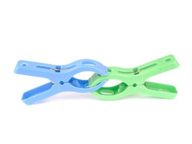 Beyaz arkaplanda plastik mandallar